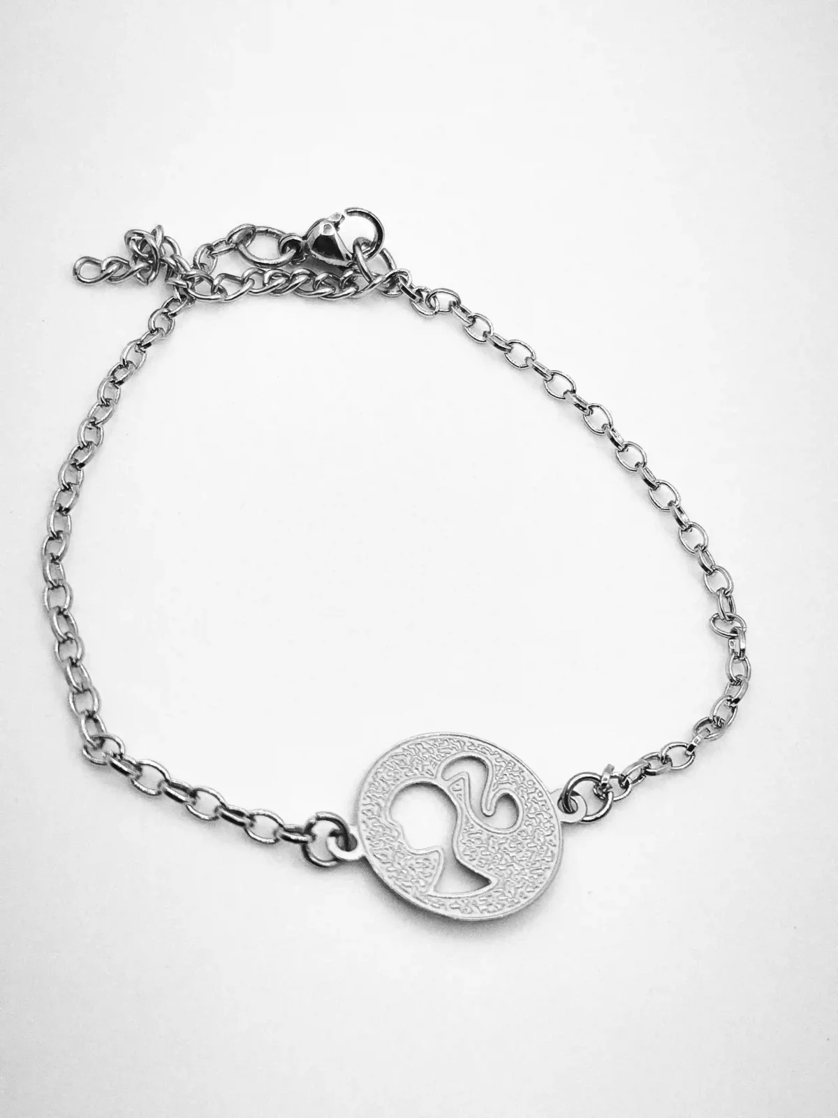 Pulseira em aço inoxidável com pingente da Barbie