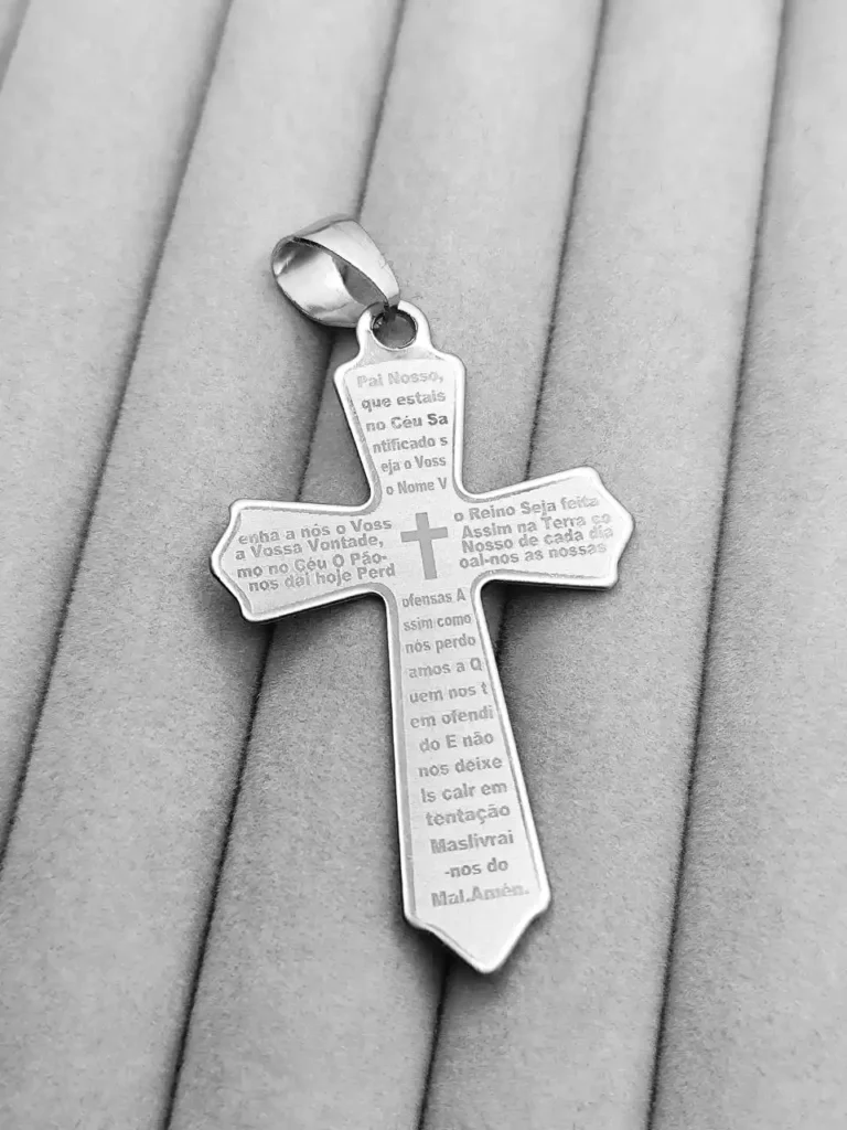 Pingente em aço inoxidável de cruz com escrita do Pai Nosso